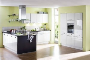 Offene Wohnküchen liegen im Trend - sollten aber gut durchgeplant werden. Foto: djd/KüchenTreff GmbH & Co. KG