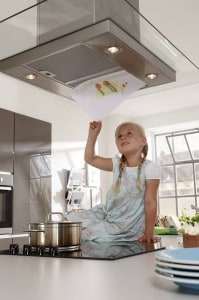 Eine effiziente Dunstabzugshaube sorgt dafür, dass die Gerüche, die beim Kochen entstehen, geräuscharm entfernt werden. Foto: djd/KüchenTreff GmbH & Co. KG