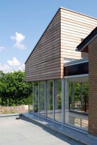Ein Holzanbau ans Haus schafft barrierefreien Wohnraum auf einer Ebene. Foto: djd/Fördergesellschaft Holzbau und Ausbau