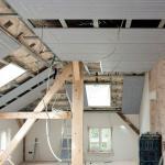 Gerade auch für Altbauwohnungen im Dachgeschoss ermöglichen Trockenbausysteme eine einfache und schnelle Modernisierung des Heizsystems. Foto: djd/Uponor GmbH