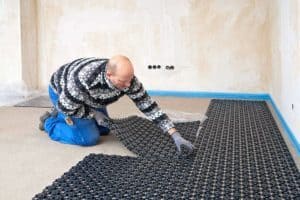 Mit speziellen Renovierungssystemen ist es nun möglich, auch im Altbau nachträglich eine Fußbodenheizung zu verlegen. Foto: djd/Uponor GmbH