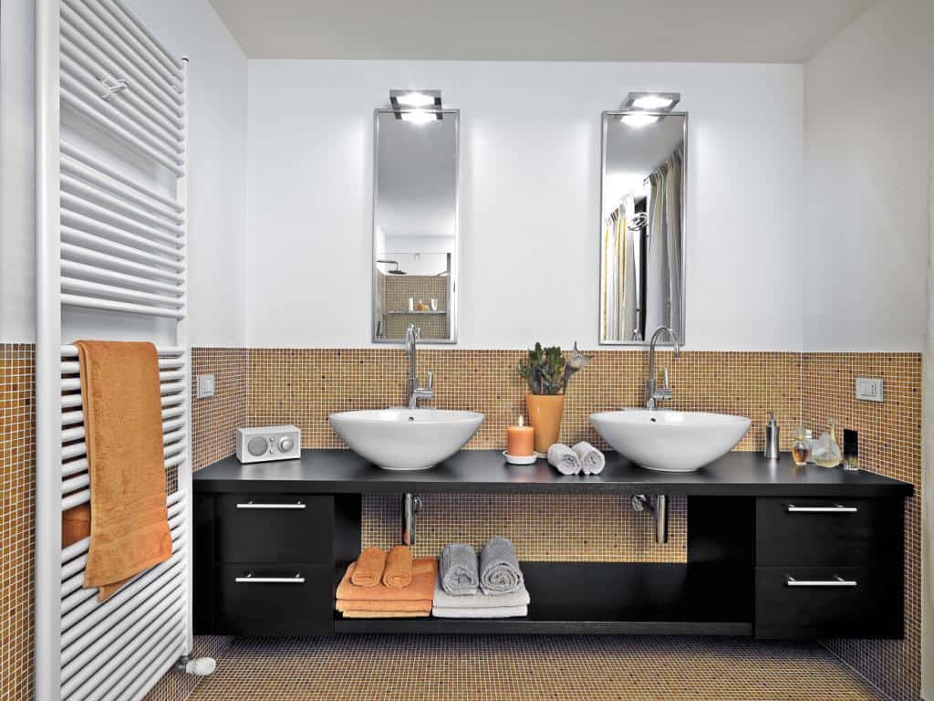 Badezimmer mit hohen Spiegeln